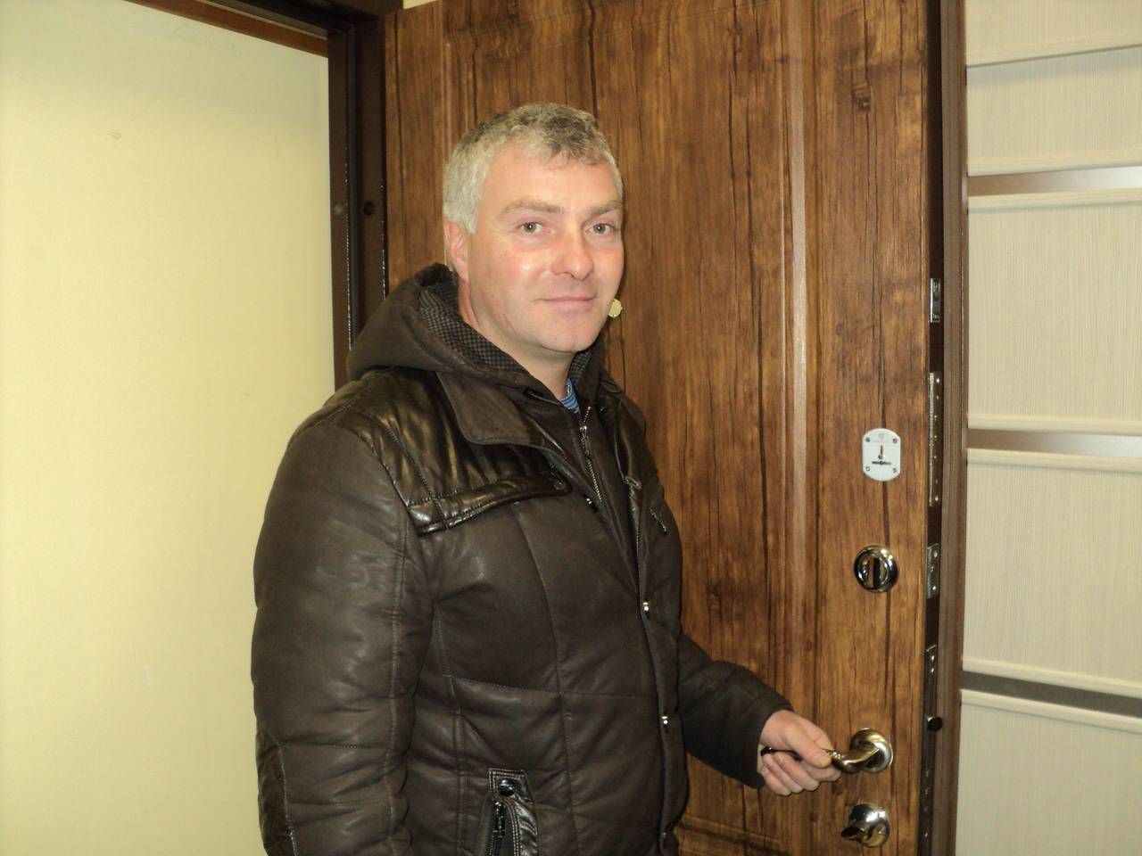 Юрий Михайлов демонстрирует металлическую противоударную, взломостойкую дверь с отделкой MONAMI