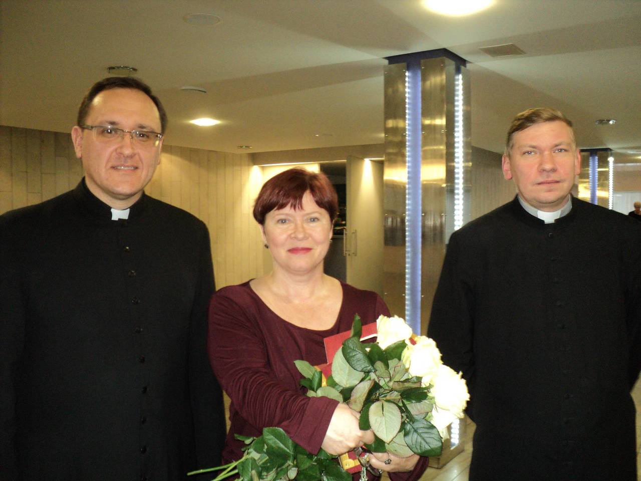 Директор Центра польской культуры Жанна Станкевич, слева ксенз Андрис из Нового форштадта, справа ксендз Януш из Элерни