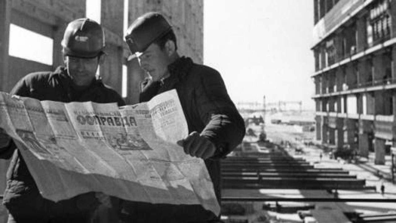 Иллюстративное фото, 1972 год. Рабочие читают газету "Правда". Фото: Александр Макаров, LETA / РИА "Новости" /SCANPIX