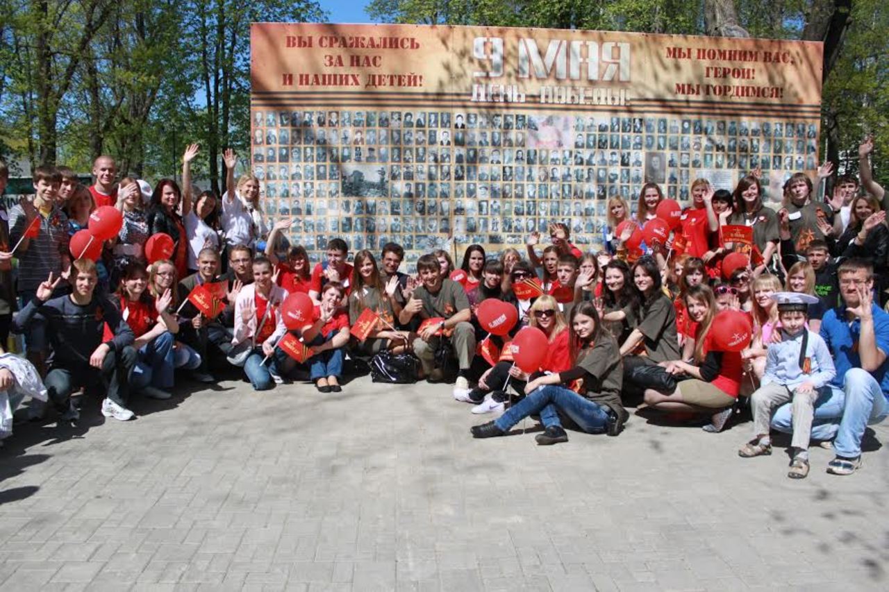 В этом году «Стена памяти» приобретет новые очертания - сотни фотографий будут размещены на транспарантах акции «Бессмертный полк»