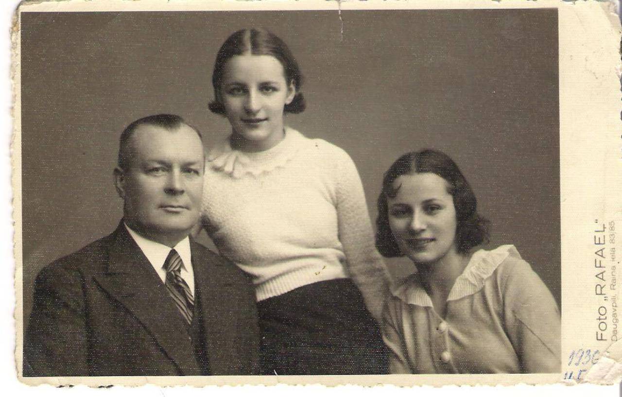 Янис Волонтс с дочерьми Маргаритой и Аделе, 1930 г.