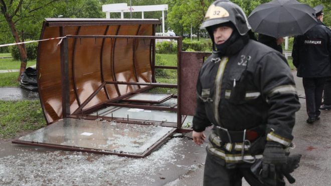 Порыв ветра вырвал остановку из земли на Кировоградской улице и отбросил ее в сторону пешеходов. От травм погиб один человек, сообщают агентства/ MIKHAIL POCHUYEV/TASS