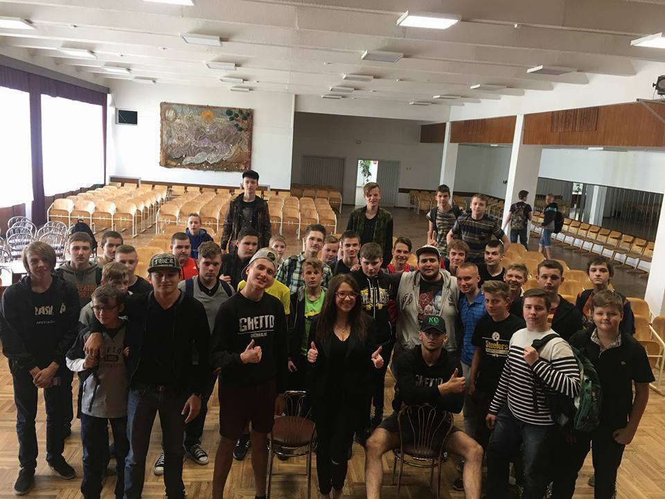 15 средняя школа, где ребята из спортивного клуба Sev Arch Gym на популярном и понятном школьникам языке рассказывали, что алкоголь, сигареты и наркотики - это зло, а здоровый образ жизни и спорт - круто!