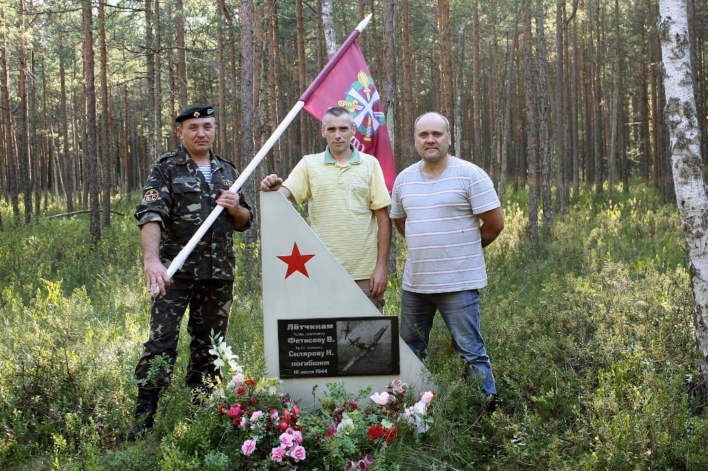 У восстановленного памятника на месте гибели экипажа Владимира Фетисова и Николая Склярова