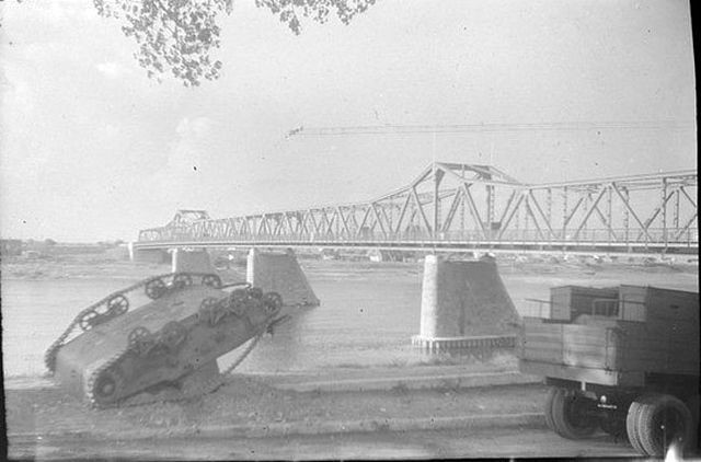 1941 г. Перевёрнутый советский танк на Николаевской дамбе