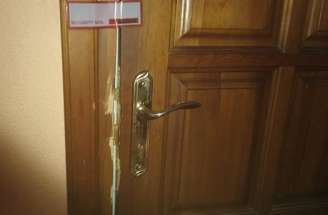 Двери взломанной квартиры