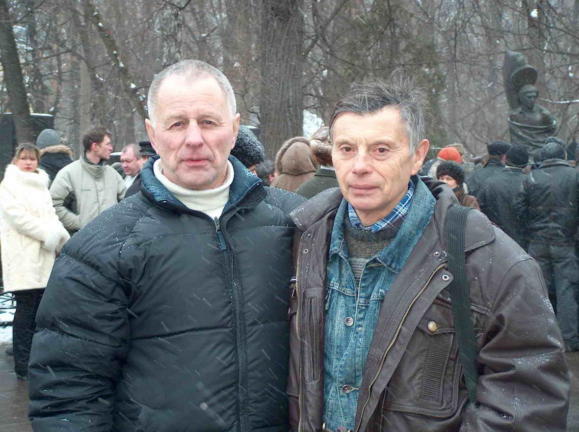 Виктор Бакин (слева) и Геннадий Брук на Ваганьково. 25 января 2008 г, день рождения Владимира Высоцкого