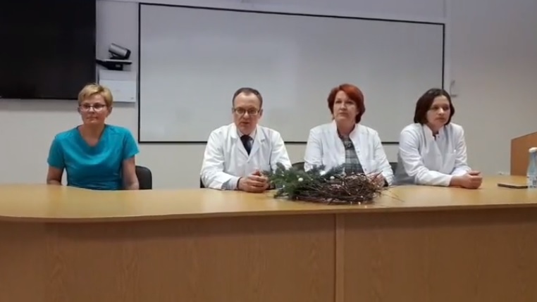 Члены правления ДРБ Рейнис Йокстс и Илона Скринда, ответственная за контроль качества услуг ДРБ Ивета Лиепа (справа), заведующая родильным отделением ДРБ Диана Пустовойтова (слева).