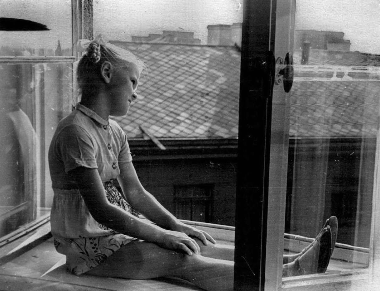 Дом Единства. На подоконнике гостиничного номера, 1967 год. В 1980-х гостиница превратилась в центральный универмаг