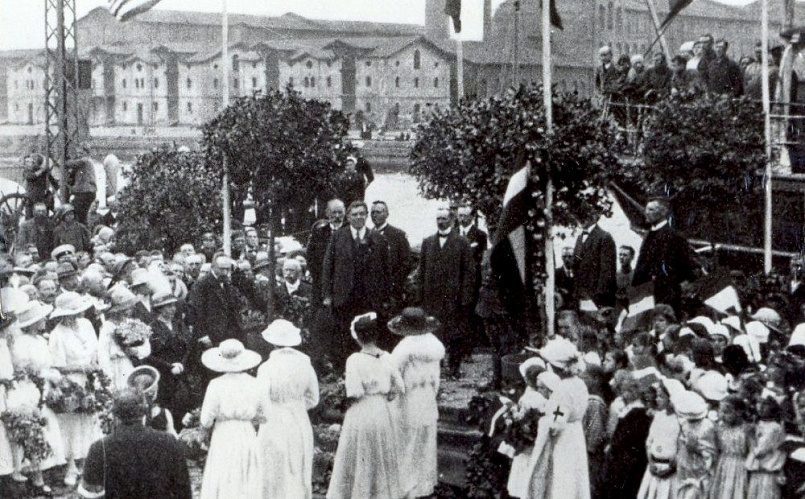 Начало июля 1919 года. Временное правительство Латвии в Лиепае возле корабля «Саратов». Карлис Улманис в центре.
