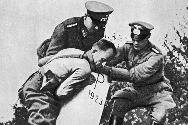 Гитлеровцы уничтожают пограничные знаки на польско-германской границе. 1939 г. Фото из книги «Вторая мировая война 1939-1945 годы»