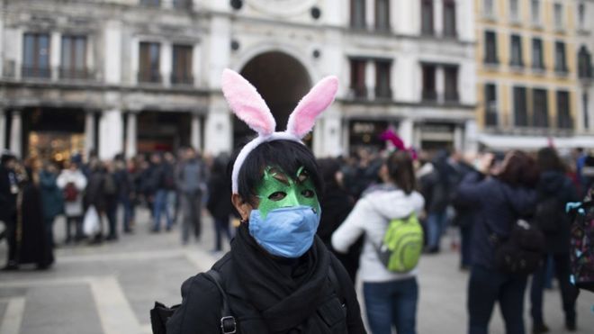 Лучшая венецианская маска - хирургическая? Фото: EPA