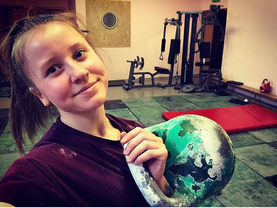 На фото: Анастасия Желткова – победительница в категории «Pro» среди женщин. Ее результат: в коротком толчке за 12 минут 120 раз с гирями по 12 кг (сумма – 1880 кг)