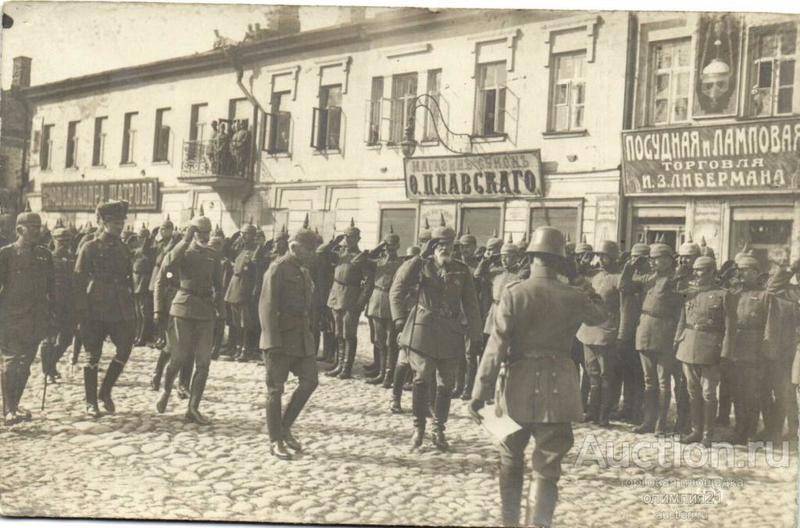 Принц Леопольд - в центре снимка (с седой бородой). На момент визита в Даугавпилс ему было 72 года