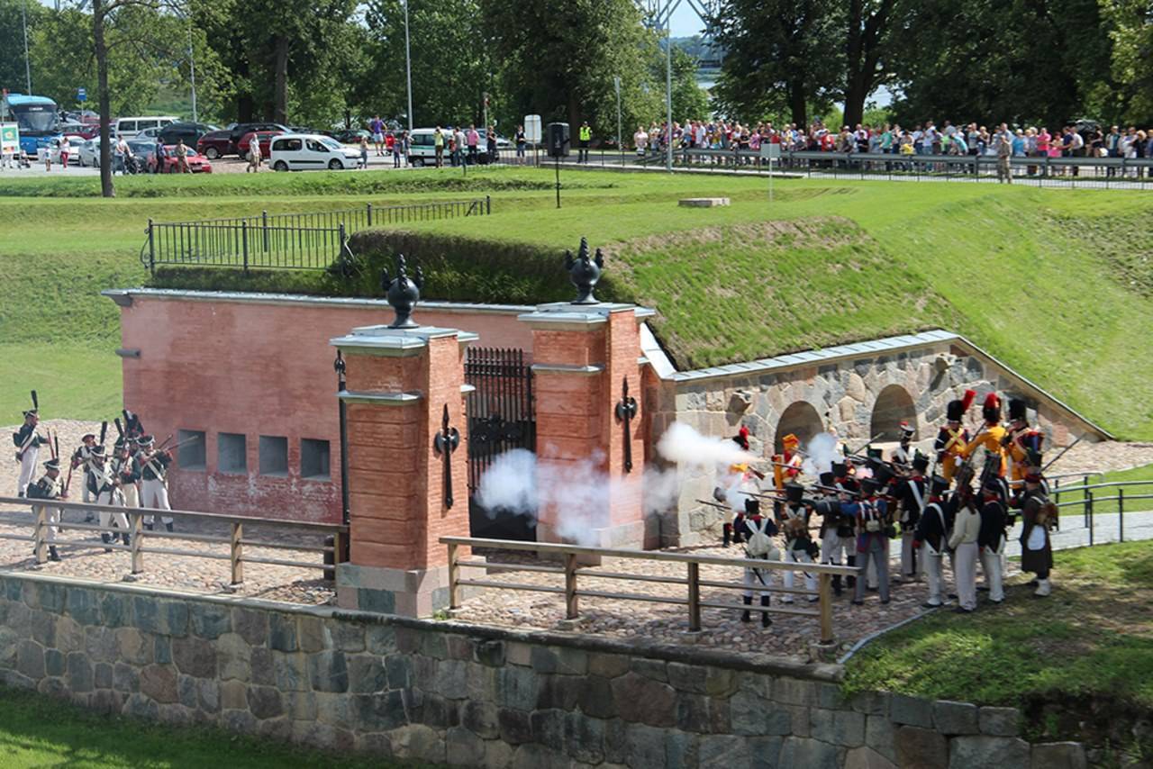 На снимке: историческая реконструкция событий 1812 года