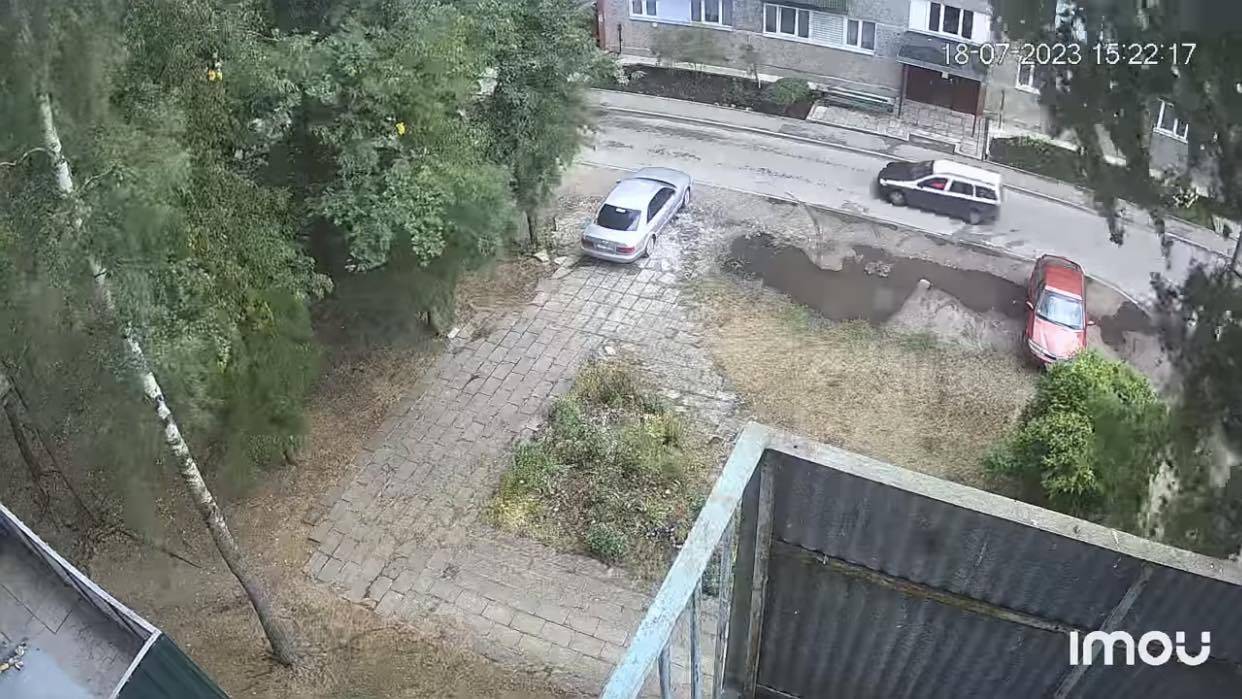 На дороге - брошенный впоследствии автомобиль, фото - Фейсбук