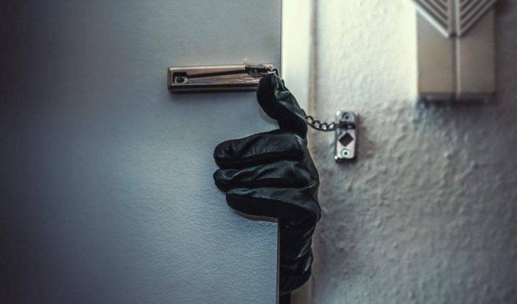 Квартиросъемщик в Даугавпилсе украл вещи владельца жилья и скрылся