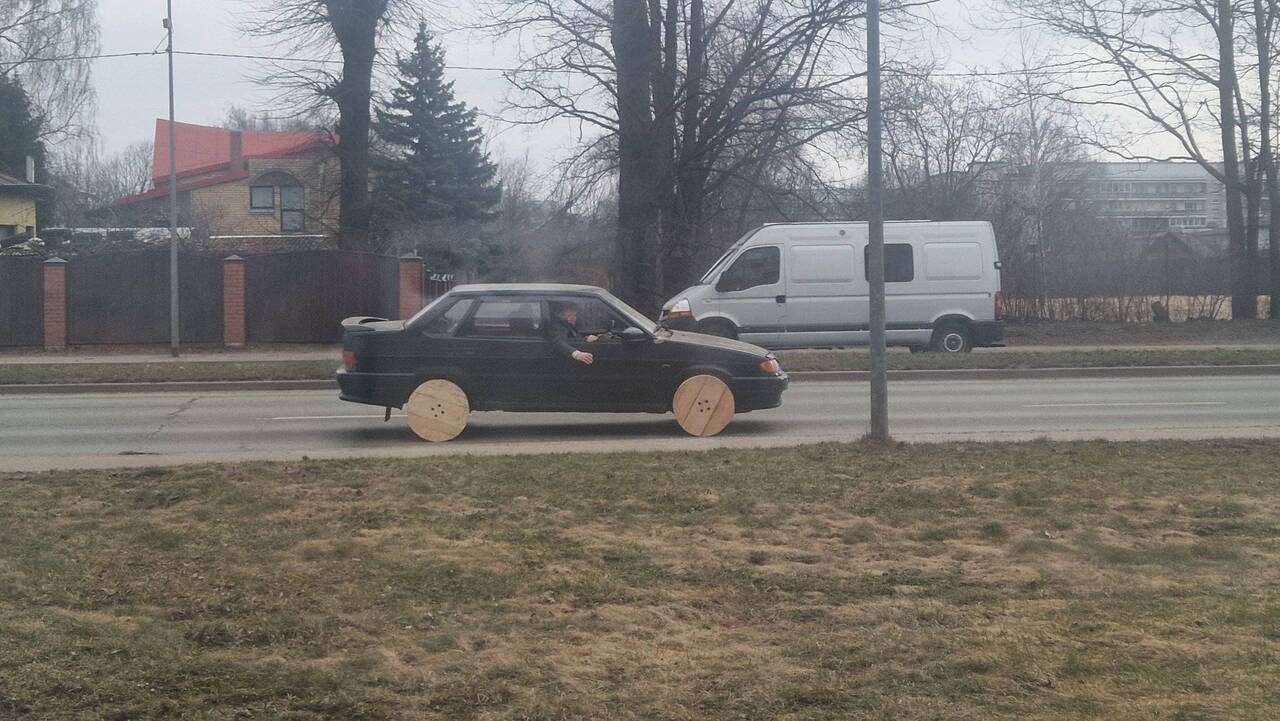 Вирусное фото автомобиля на деревянных колесах обсуждают в соцсетях латвийцы