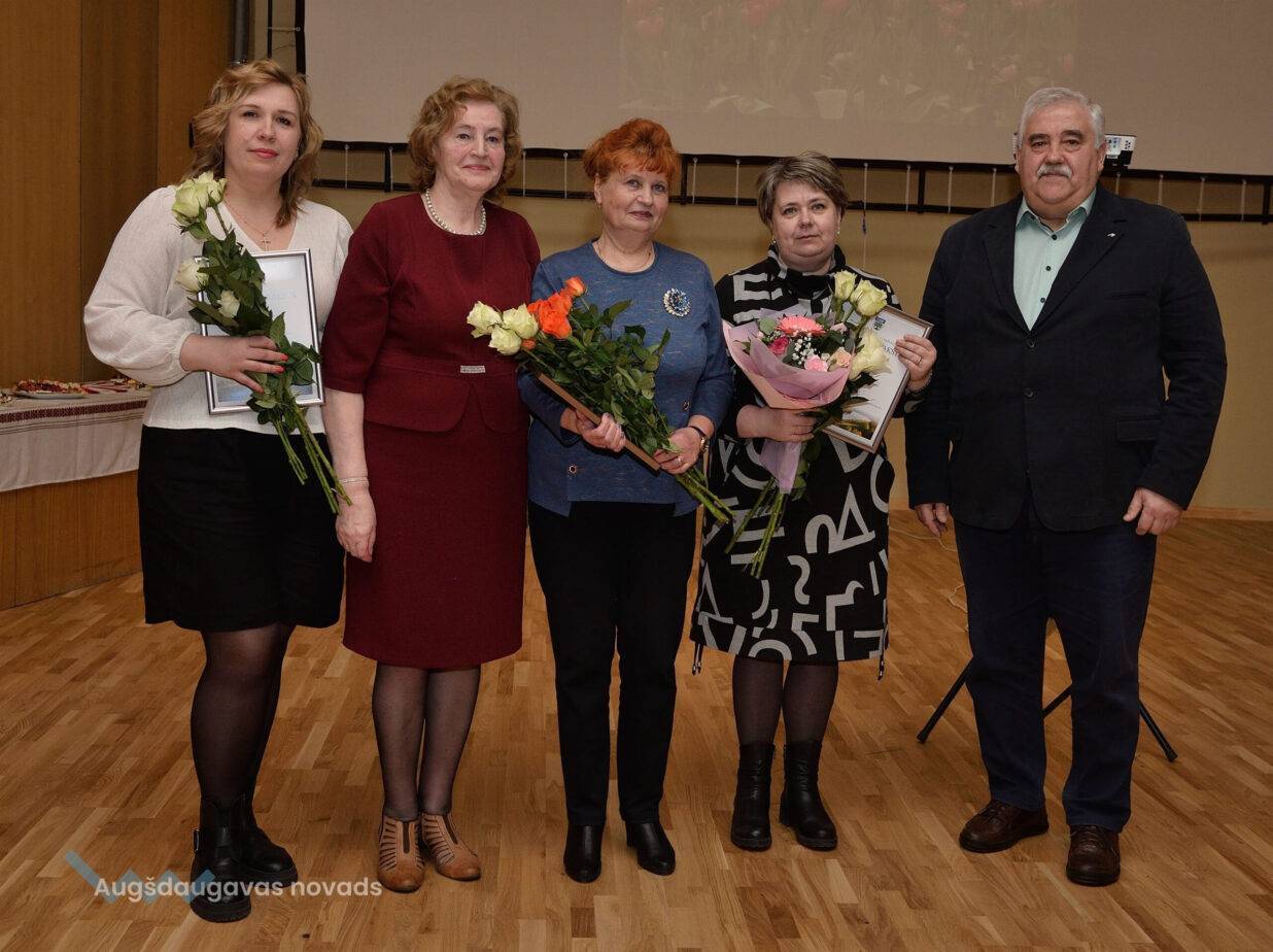 Наградили лучших работников социальной сферы Аугшдаугавского края