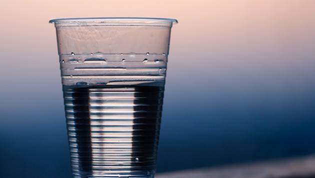 Одержимость водой зашла слишком далеко! Сколько воды в день нужно выпивать на самом деле?