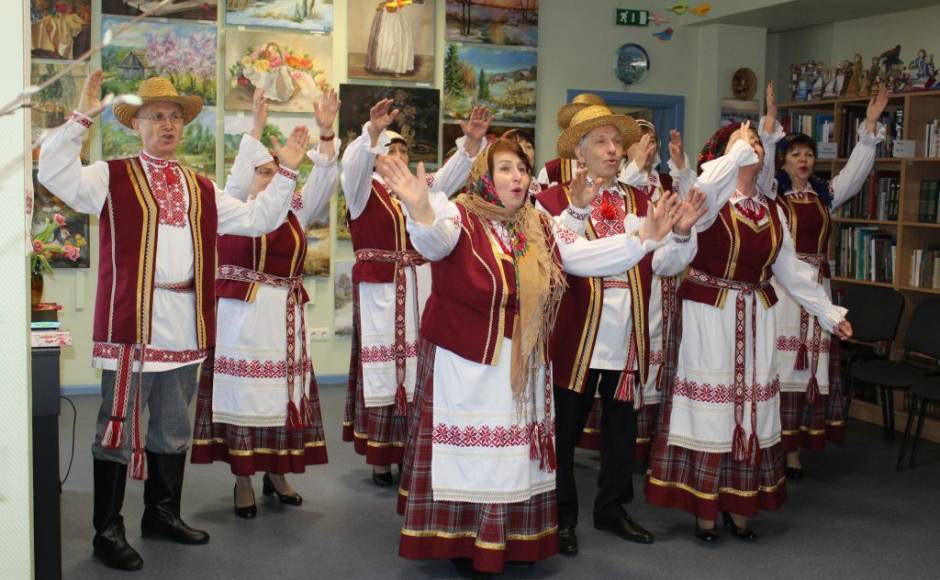 В Даугавпилсе иностранные студенты в белорусских традициях зазывали весну