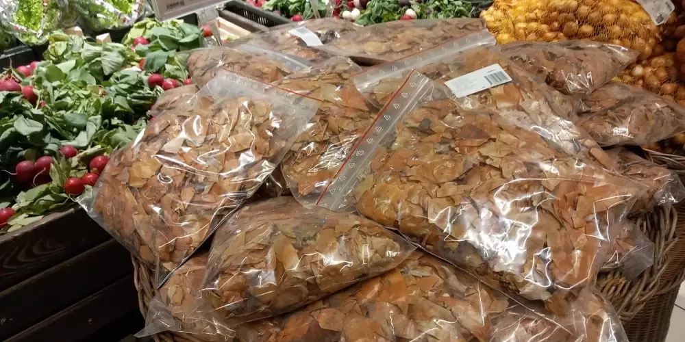 В преддверии Пасхи в Латвии можно купить луковую шелуху – недешево