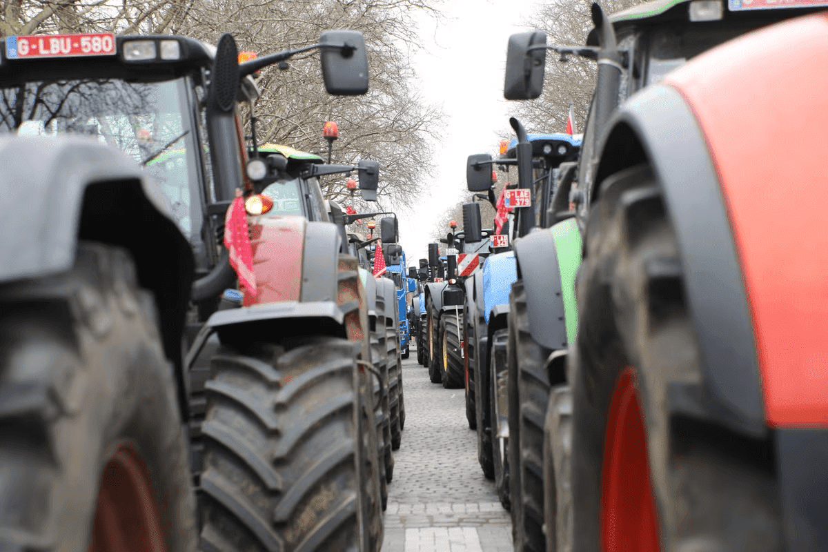 Брюссель вновь заполонят фермеры на тракторах. МИД Латвии рекомендует не ездить в Бельгию