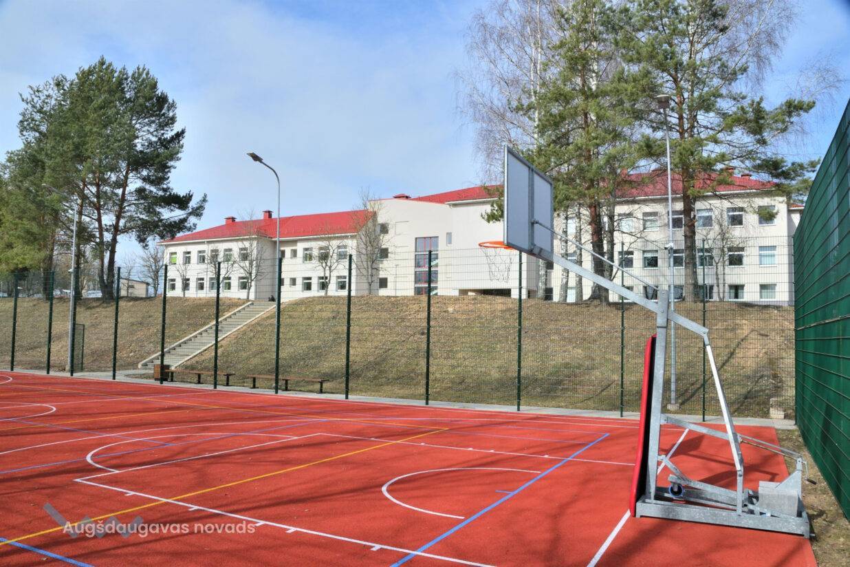 Благоустроена территория Свентской средней школы (фото)