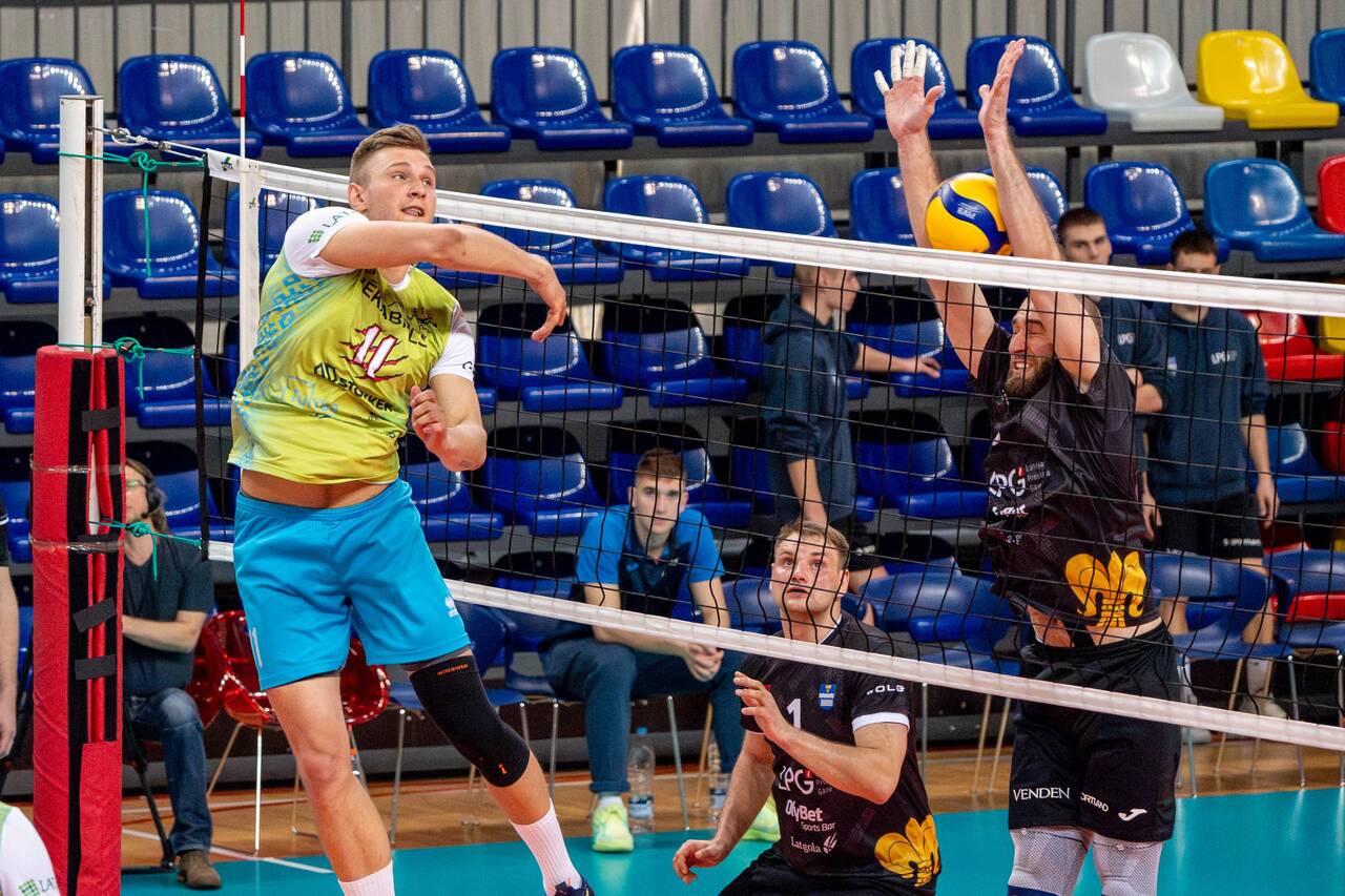 В первом матче финальной серии Чемпионата Латвии по волейболу Lūši в пятисетовом триллере вырвали победу у Ezerzeme/DU