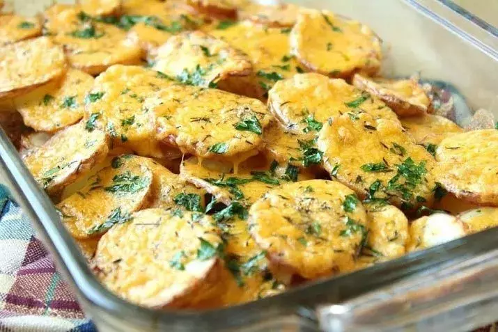 Вкусный рецепт выходного дня: картофель, начиненный сыром и чесноком