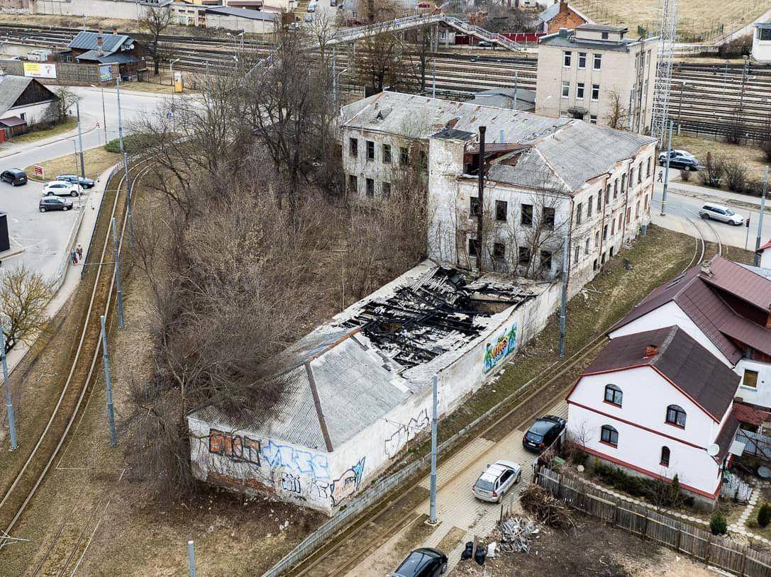 Даугавпилсское самоуправление продолжает борьбу с заброшенными зданиями