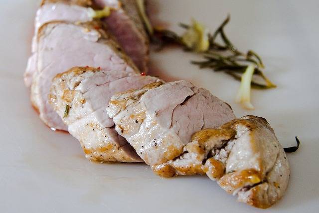 Вкусный рецепт выходного дня: филе из свинины с жареным картофелем и кремом из укропа
