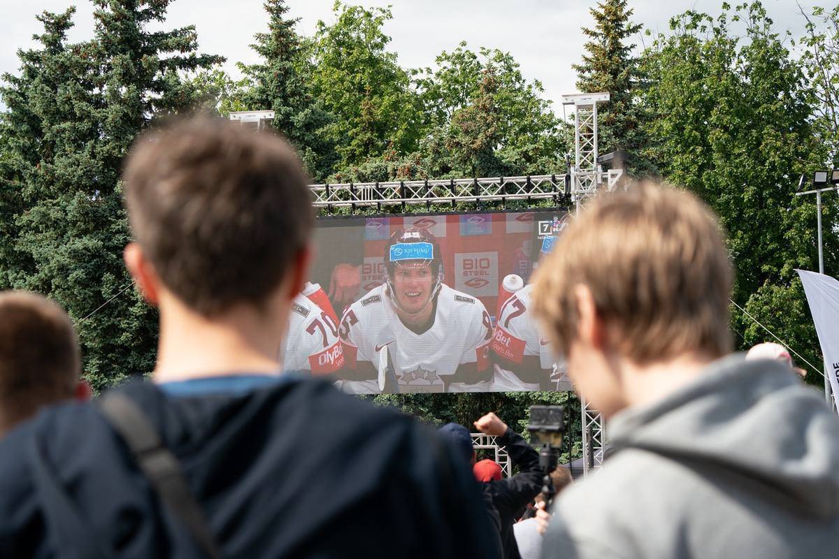 Большой экран для просмотра ЧМ по хоккею перенесен к Ледовому дворцу