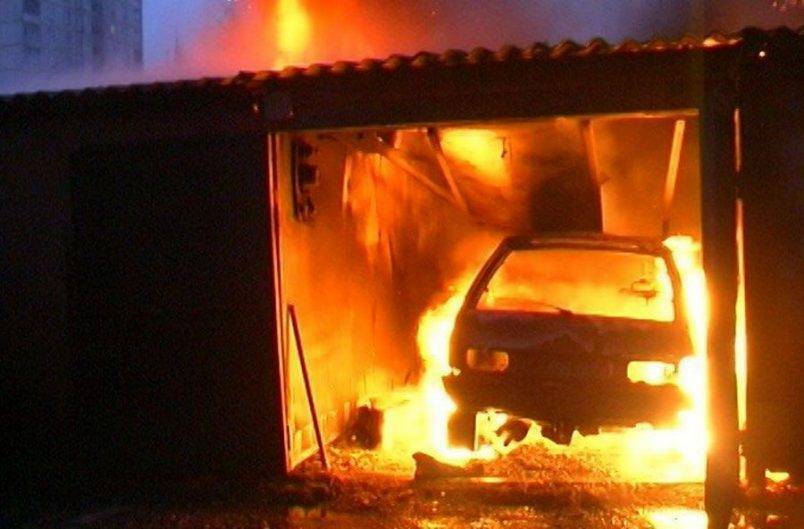 В Виляке сгорел гараж с различной техникой