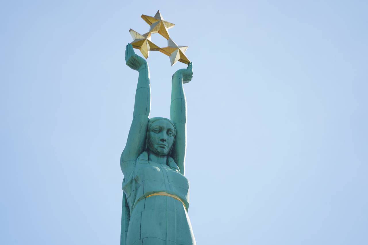 Неприличные фото на фоне памятника Свободы стоили бельгийцам штрафа в 1 000 евро