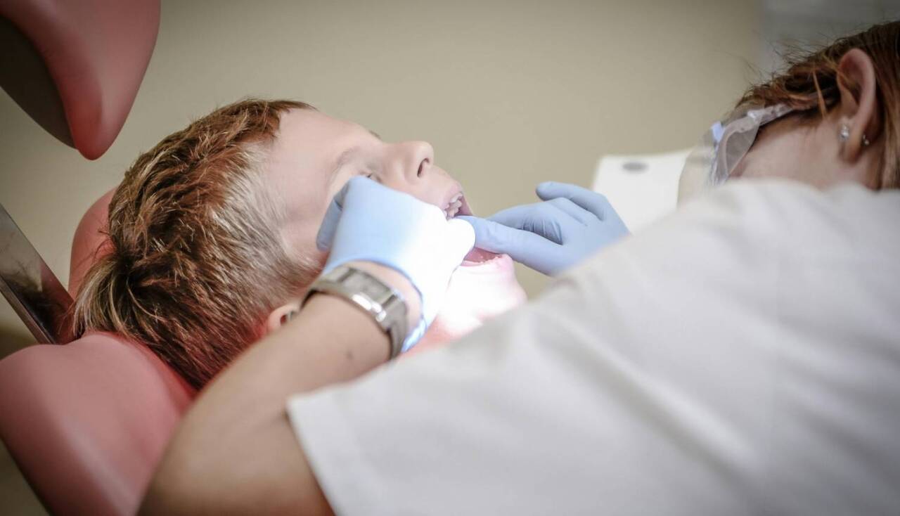 НСЗ: покрытие детских зубов силантами и фторлаком оплачивается государством
