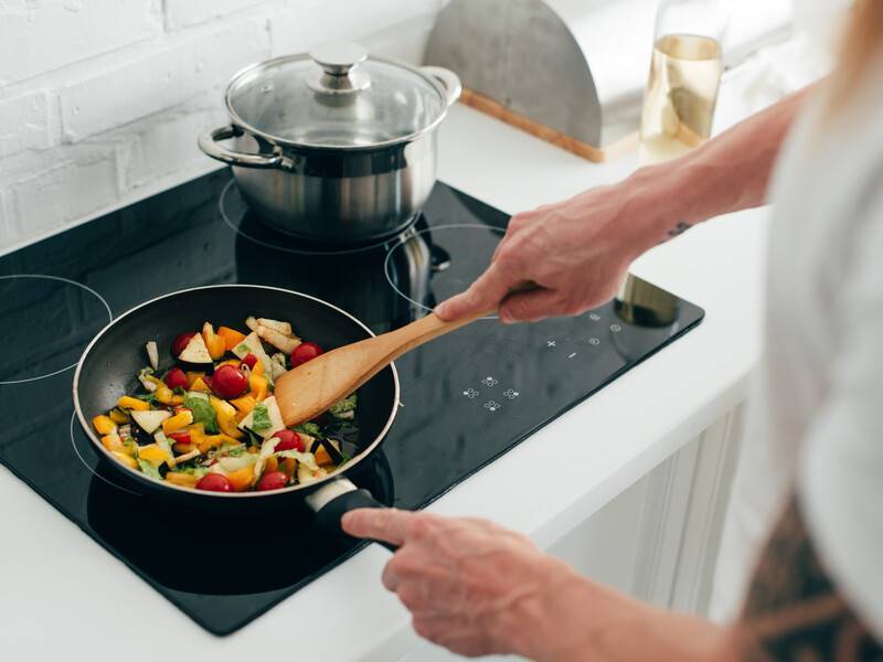 Многие люди не моют сковороду после приготовления пищи. Вредно ли повторно нагретое масло?