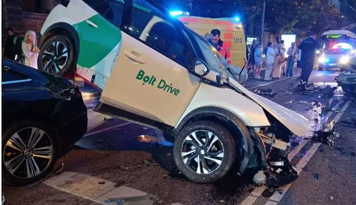 В центре Риги в аварии погиб водитель Bolt Drive