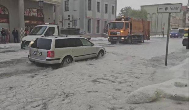 Град в польском Гнезно превратил улицу в ледяную реку
