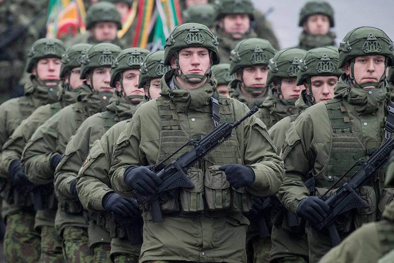 В армию сразу после школы: Сейм Литвы одобрил новые правила призыва