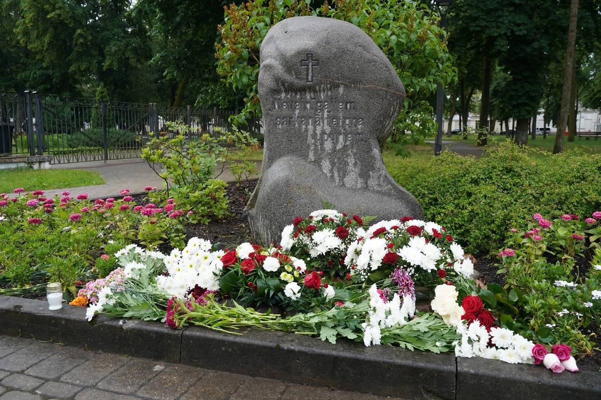 В Даугавпилсе вспоминали жертв коммунистического геноцида (фото)