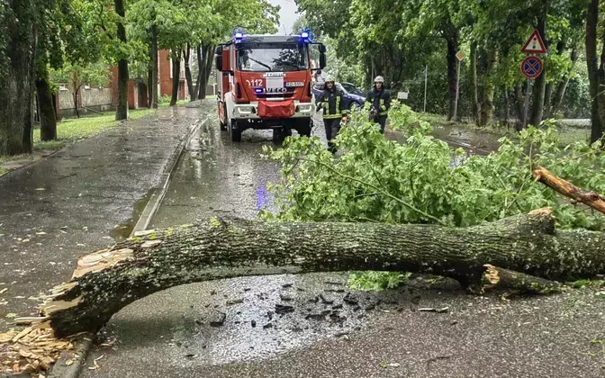 В Латгалии и Селии прогнозируют разрушительный ветер, смерчи и град