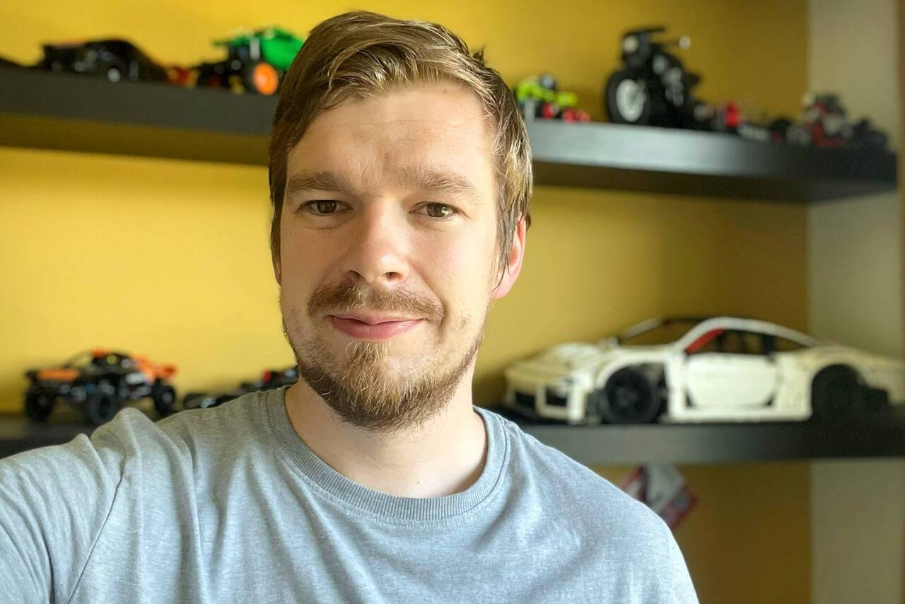 Марцис Баркевич со своей моделью Porsche