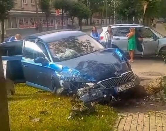 Автомобиль Госполиции разбился в Резекне во время погони за нарушителями