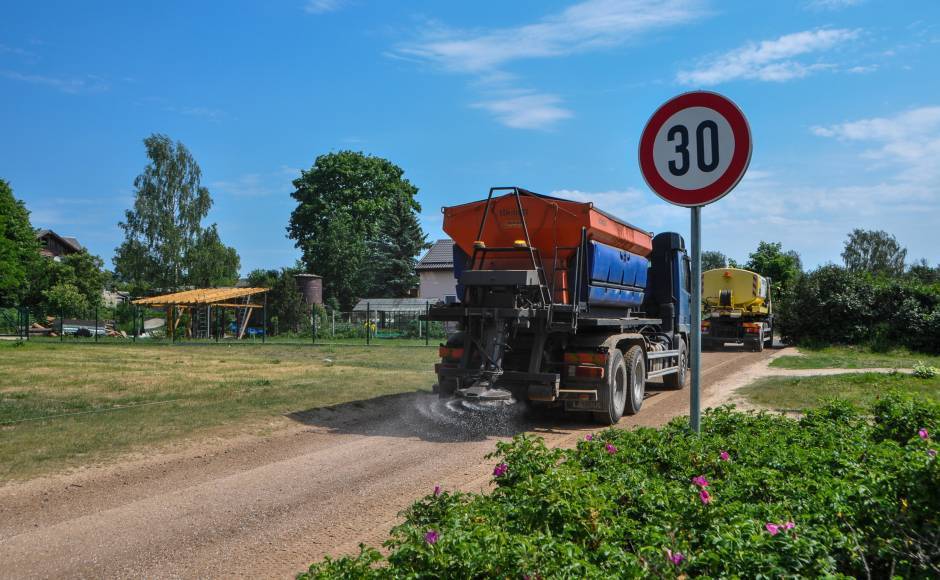 В Даугавпилсе продолжается обработка гравийных дорог противопылевым покрытием