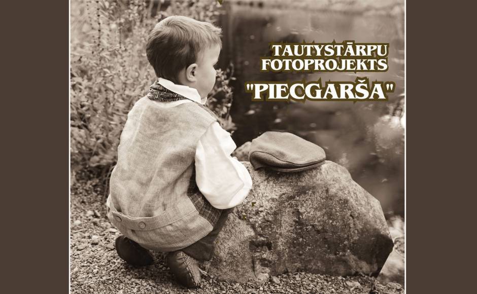 В Даугавпилсе покажут выставку фотографий народных костюмов Piecgarša