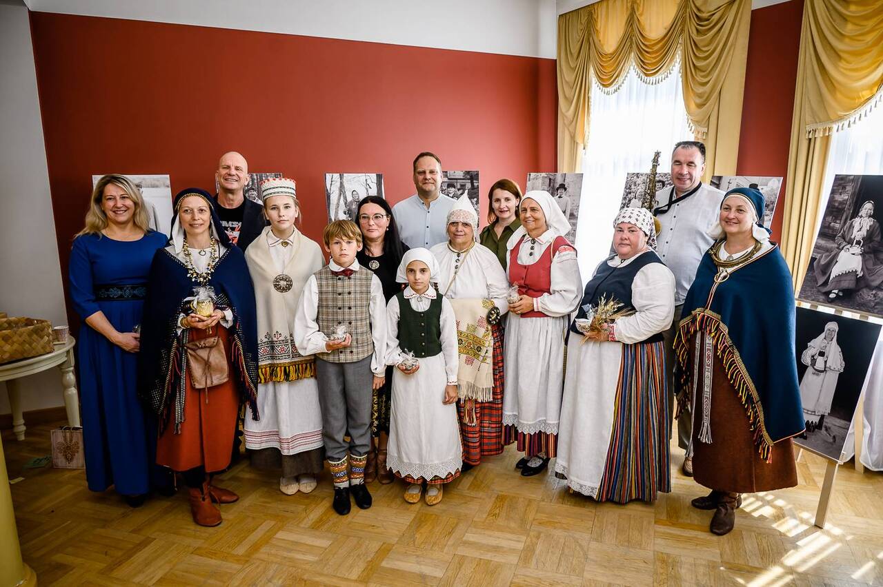 В Доме Единства открылась фотовыставка народных костюмов