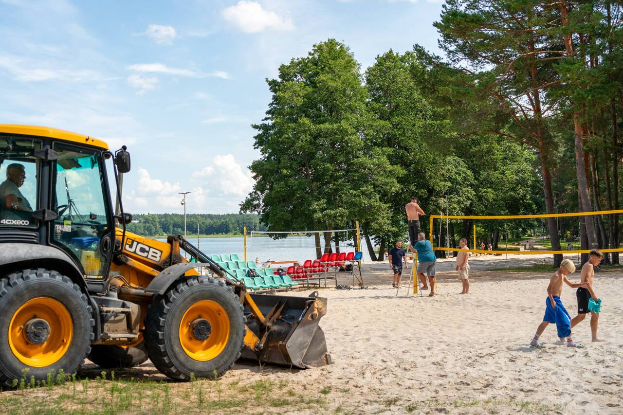 На центральном пляже в Стропах обновляются волейбольные площадки (фото)