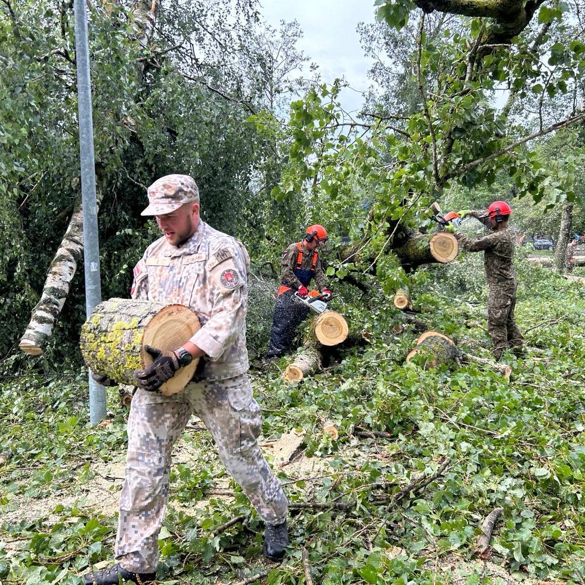 На устранение последствий бури бросили земессаргов и военных