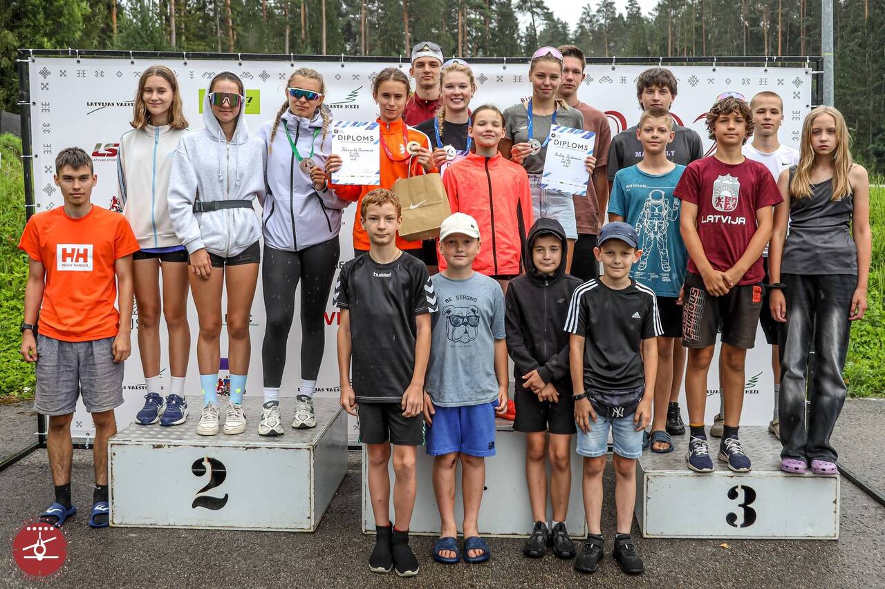 Биатлонисты Даугавпилсской спортивной школы успешно выступили на чемпионате Латвии по летнему биатлону в Цесисе